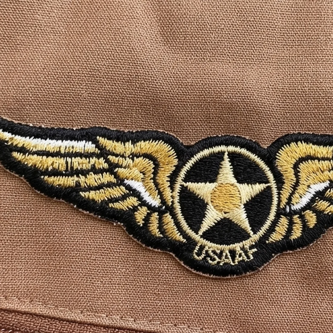 Emblema de asas sobre o bolso de zíper