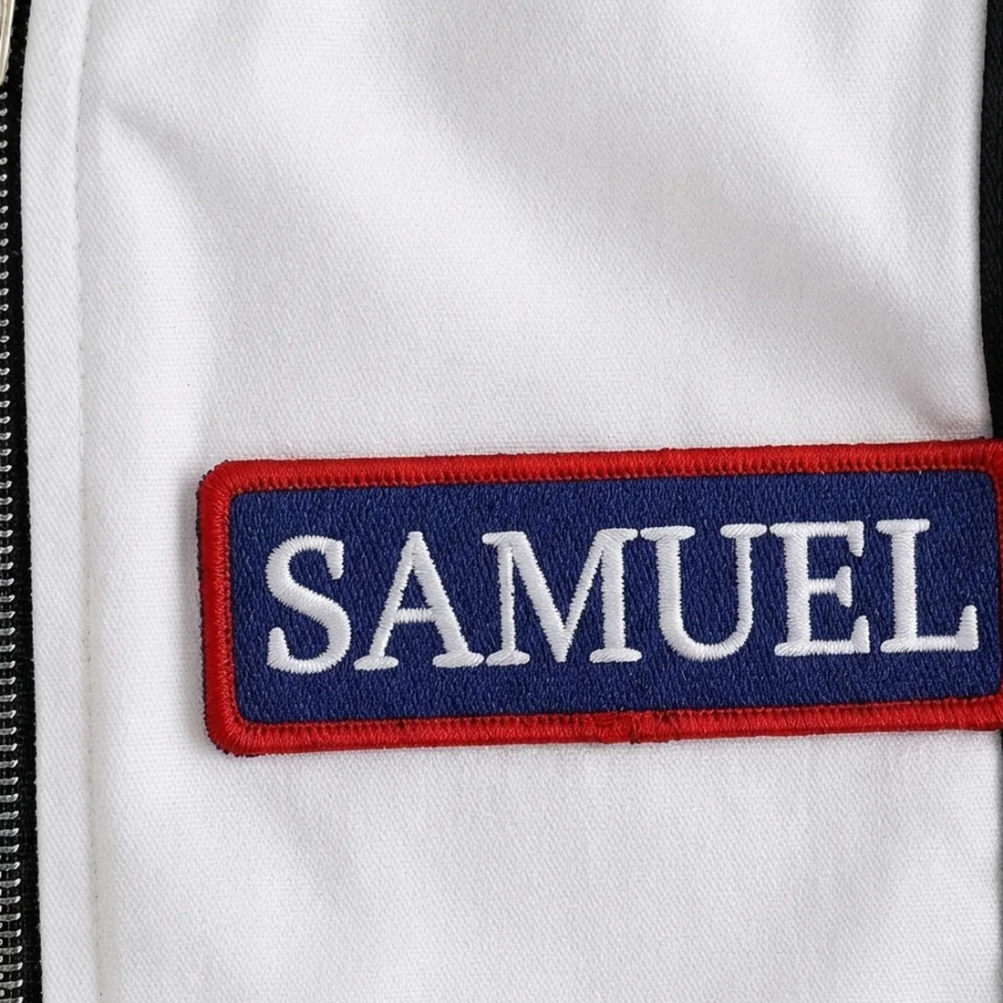 Emblema com o nome Samuel no peito do macacão