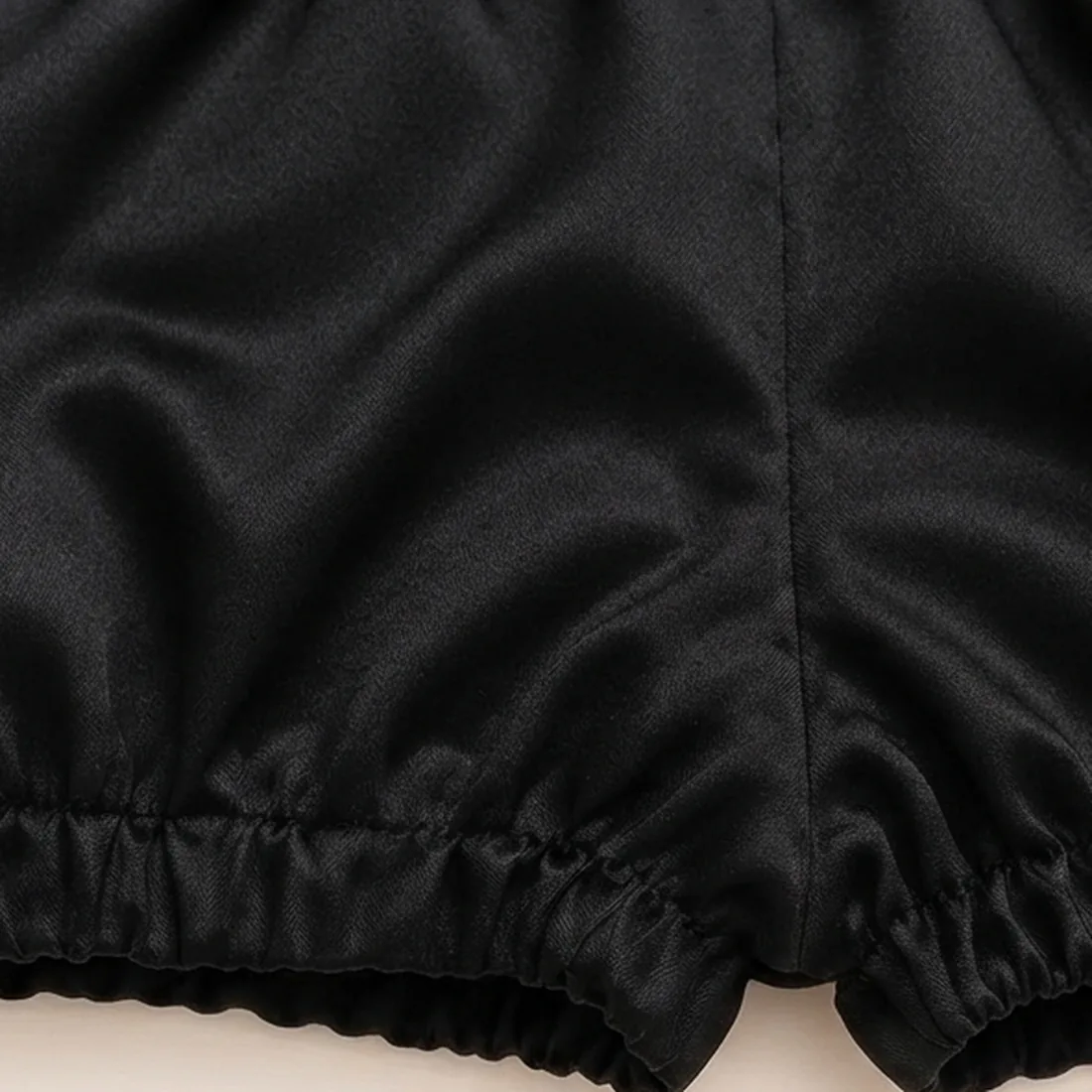 Short de cetim preto com barra franzida