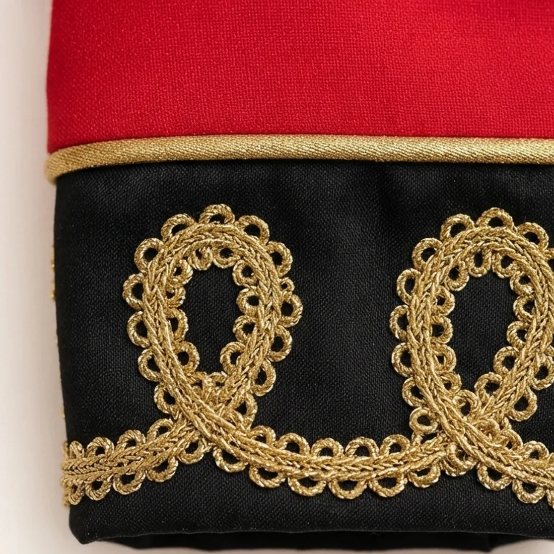 Punho com soutache dourado