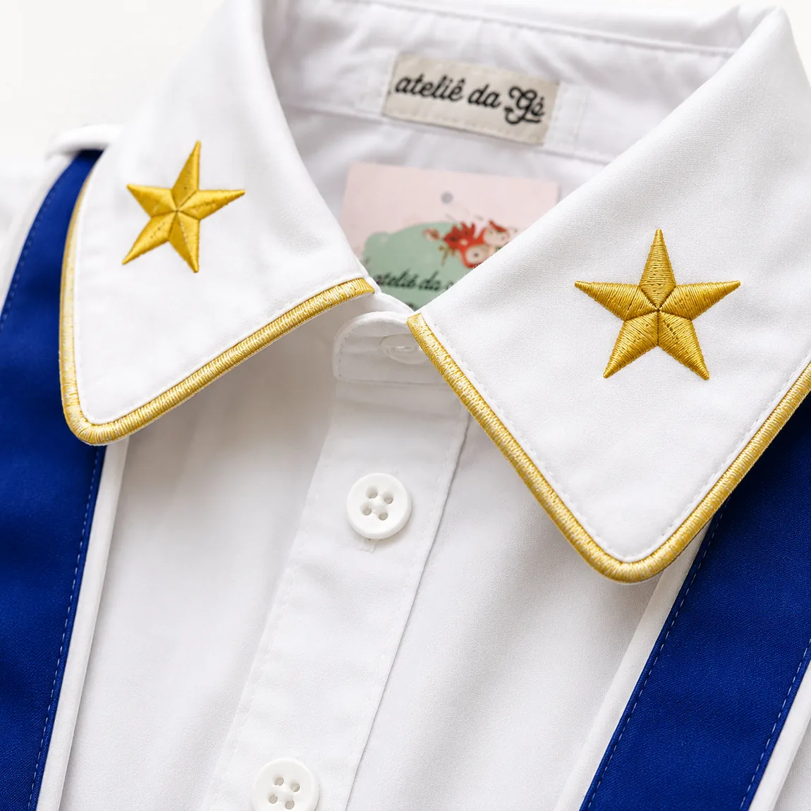 Gola da camisa com estrelas bordadas douradas