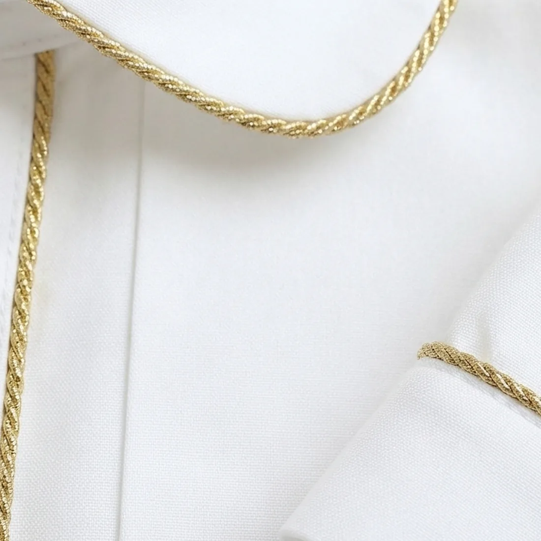 Vivo dourado de cordão
