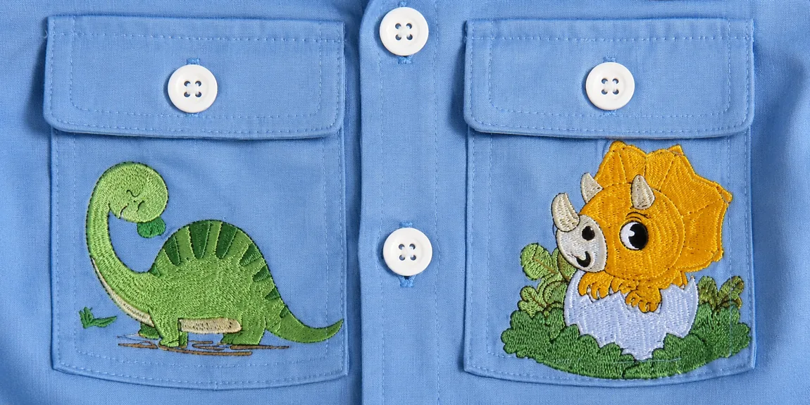 Dois dinossauros bordados nos bolsos