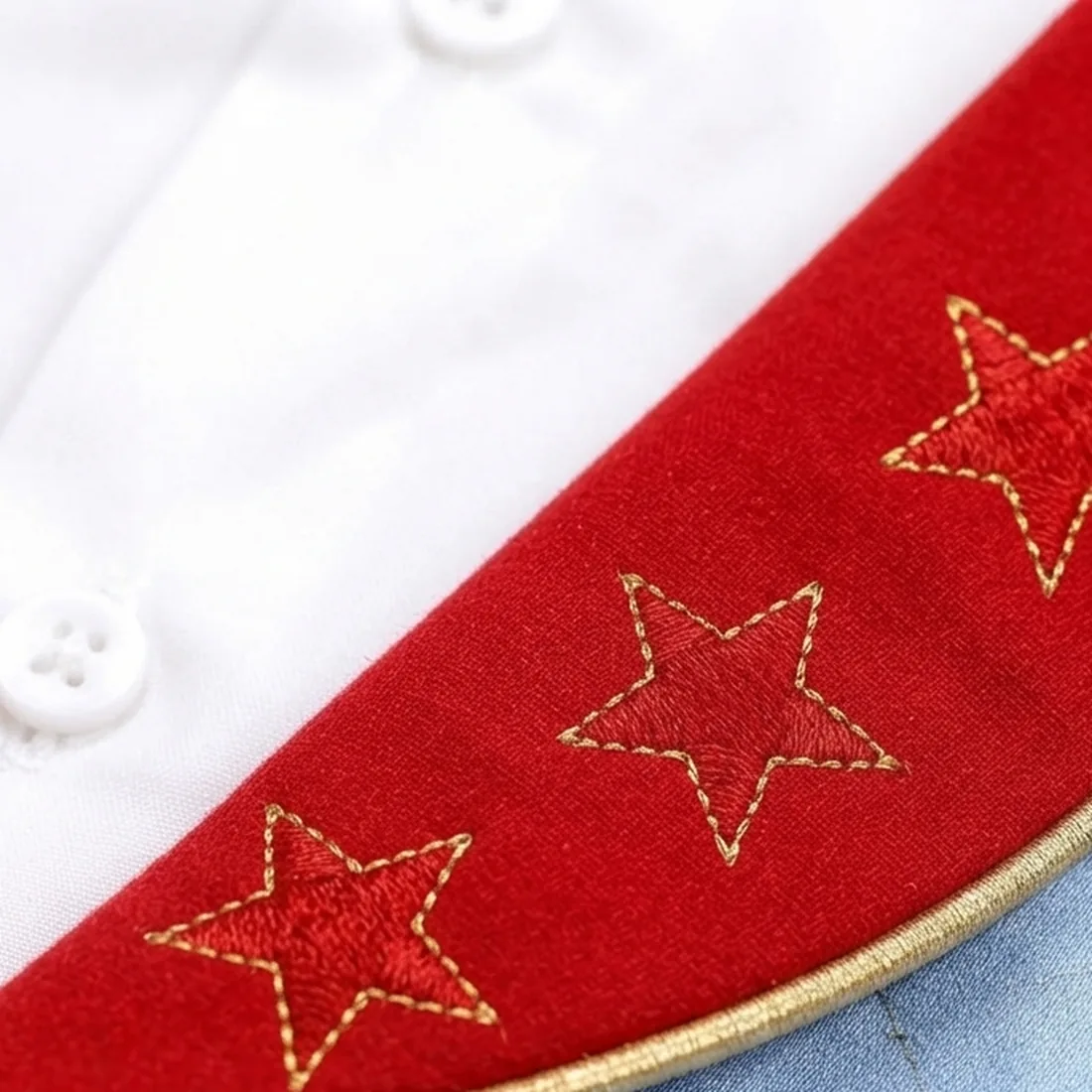 Gola xale com estrelas bordadas