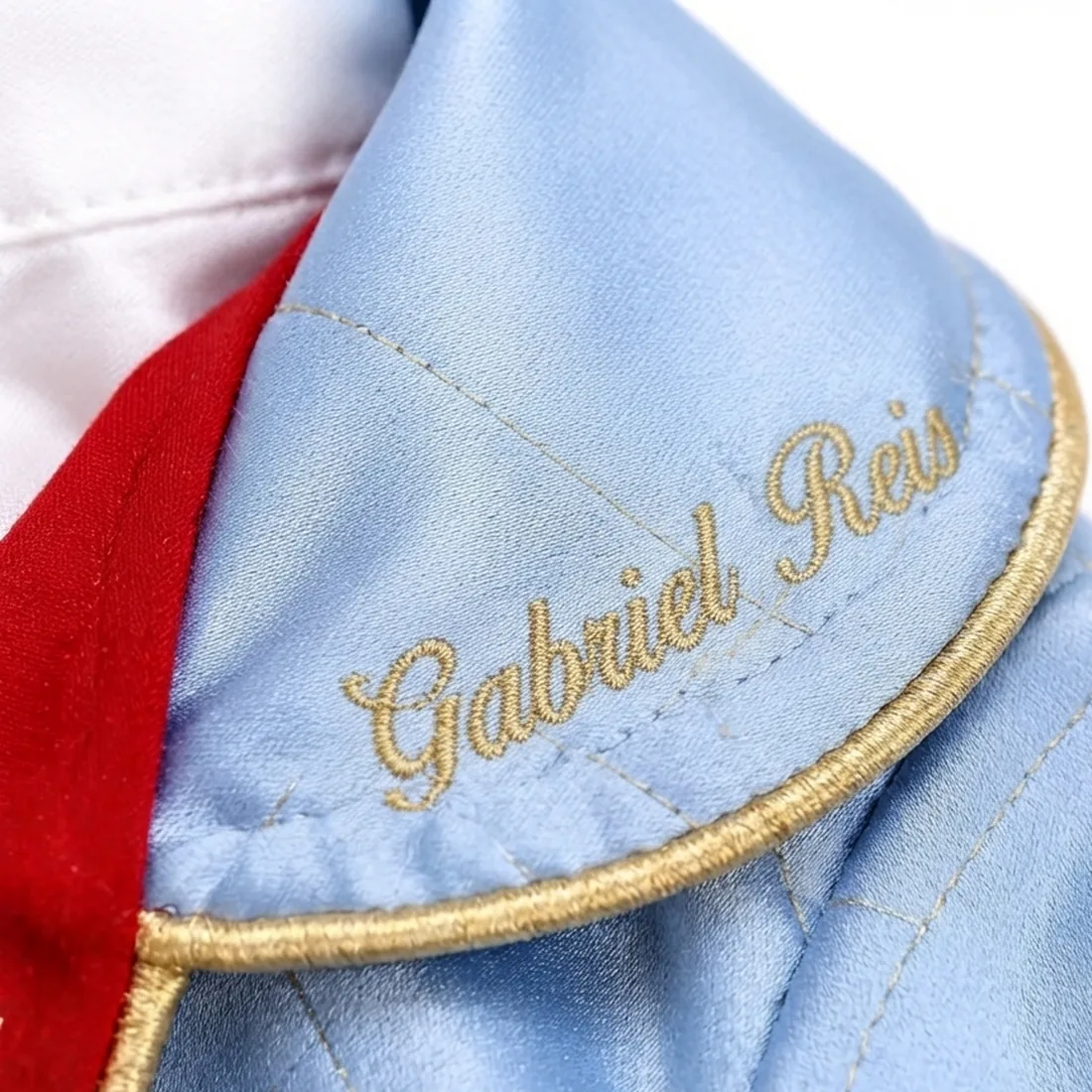 Assinatura bordada no peito