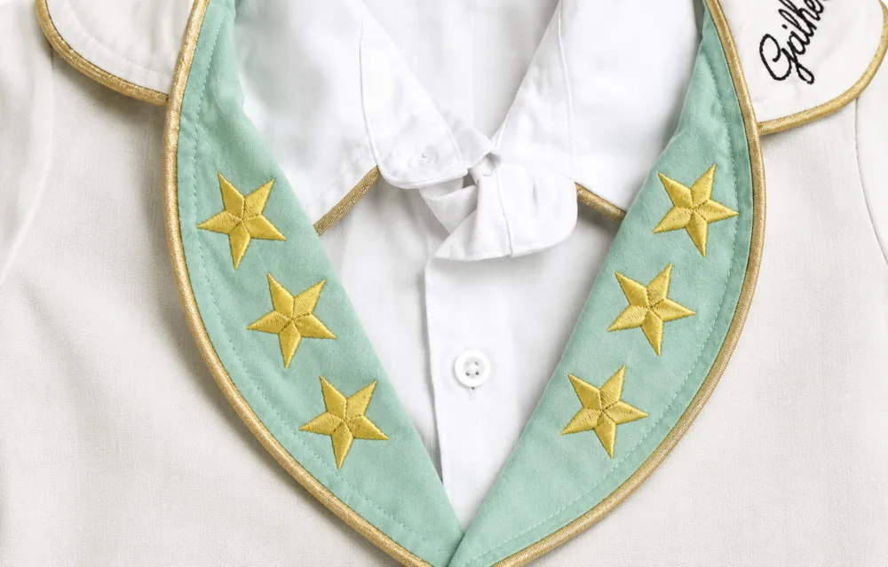 Lapela verde-menta com estrelas douradas
